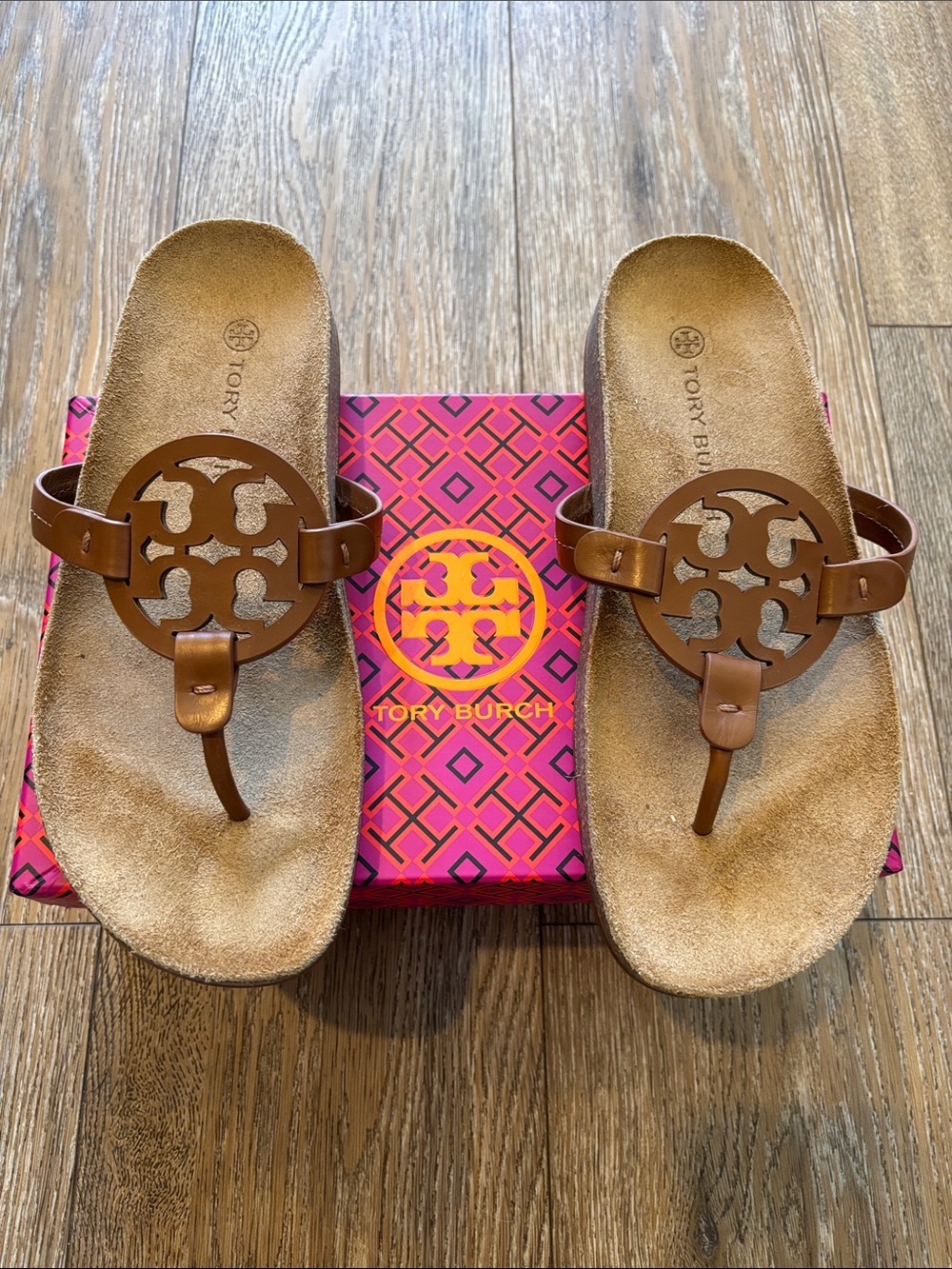 NIB Women’s Tory Burch Miller Cloud Natural Brown Leather Logo Thong Sandals sz8